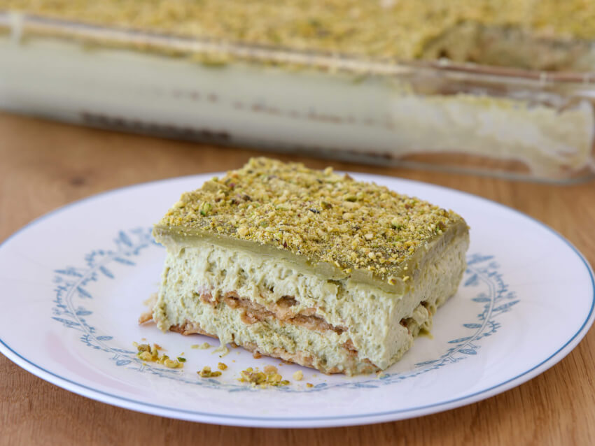 pistachio biscuit cake