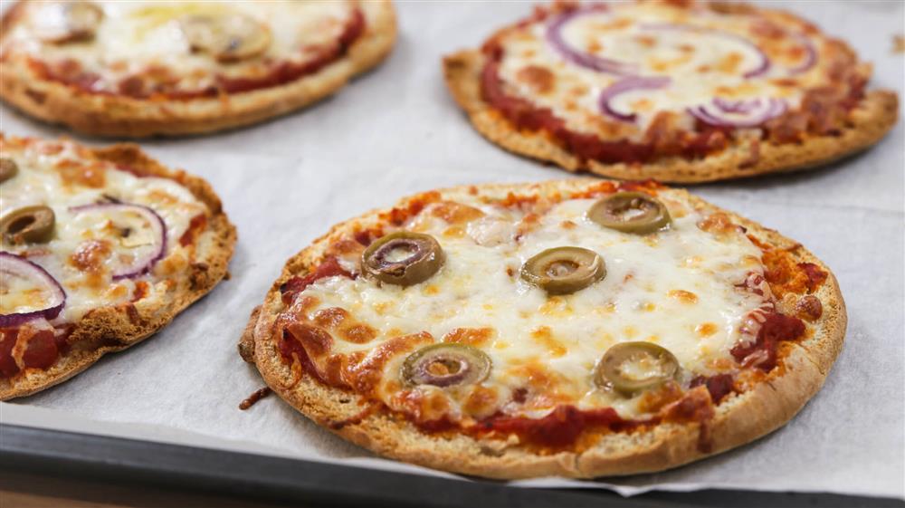 Pita Pizza Recipe | 10 Minute Pizza Hack