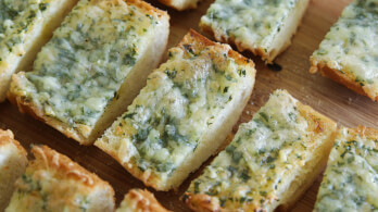 Easy Cheesy Garlic Bread Recipe
